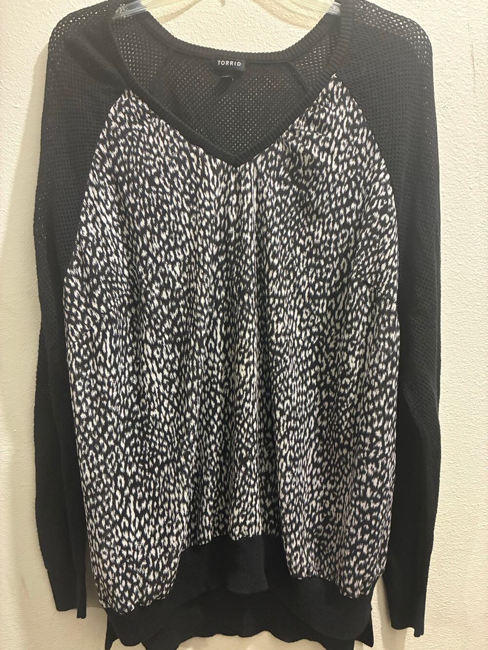 Torrid Black & White Mixed Media Whimsigoth Animal Print V-Neck Top Size 3 / 3X